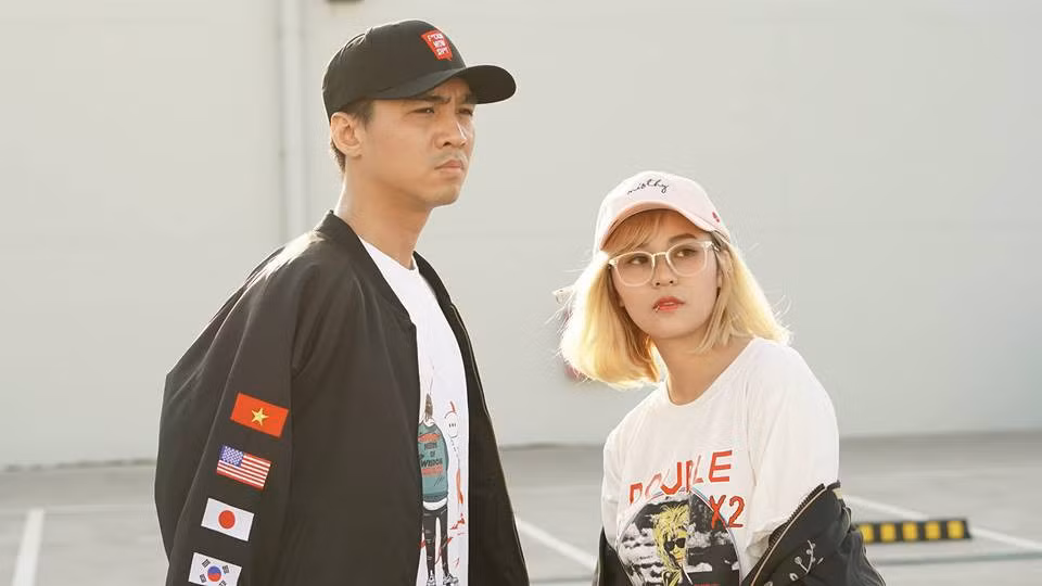 Tuy nhiên nụ hôn rất thật cũng đủ khiến các fan phát cuồng. Trong phân đoạn này, PewPew bị nghi là đồng tính, nên anh chàng đã hôn MisThy để chứng minh điều đó không đúng.