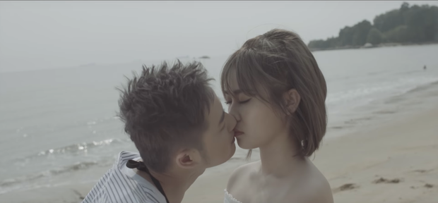 Trước đó, cô nàng cũng từng tham gia đóng MV "Người lạ thân quen" cùng Thanh Duy. Đây cũng là sản phẩm âm nhạc đầu tiên mà nam ca sĩ diễn cảnh hôn "người yêu" trên màn ảnh.