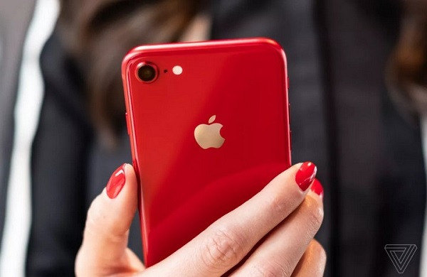 Theo Cnet, camera của dòng máy giá bình dân này không thay đổi nhiều so với iPhone 8. Mặt lưng kính nhám với một camera sau độ phân giải 12 MP và đèn flash được đặt theo chiều ngang, nhưng có thể dùng cảm biến máy ảnh chính như trên iPhone 11. Ảnh: The Verge