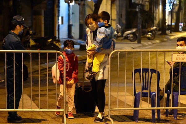 Đầu giờ tối ngày 06/03, Bệnh Viện Nhiệt Đới Trung Ương thông báo kết quả xét nghiệm dương tính với virus của nữ bệnh nhân. Nhà ở của Nguyễn Hồng Nhung và các nhà xung quanh tại phố Trúc Bạch, một số khu vực có liên quan nhanh chóng bị phong tỏa. Những người có tiếp xúc ban đầu với bệnh nhân cũng được đưa đi cách ly ngay trong đêm.