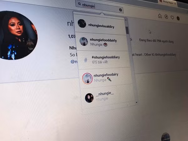 Lợi dụng điều này, hàng trăm trang Facebook, fanpage giả mạo cô gái nhiễm Covid-19 được lập ra, nhằm thu hút những phẫn uất của dân mạng, câu like và tăng tương tác để bán lại tài khoản. Hình ảnh, thông tin được sao chép từ tài khoản chính chủ đã bị khóa trước đó.