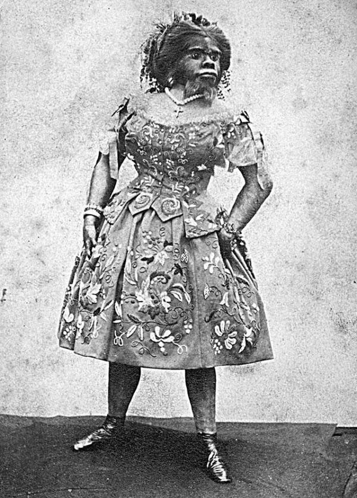 Lúc bấy giờ nước Anh trở nên hết sức quan tâm và quảng bá Julia trên những tờ báo lớn. Công chúng bắt đầu gọi bà là "Con người bí ẩn" tương tự như cách chúng ta dùng để gọi những gì mà ngày nay chúng ta vẫn chưa thể giải thích nổi.