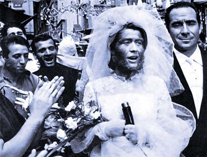 Chính vì thế vào năm 1857, Theodore cầu hôn Julia và họ cưới nhau ngay sau đó. Nhưng cuộc sống của bà từ đây là chuỗi ngày đau buồn. Julia bị đối xử như một món hàng, bà bị vắt kiệt sức cùng vô số buổi biểu diễn. Julia bị chính chồng mình quảng cáo trên các tấm áp phích là con lai giữa vượn với khỉ nhằm thu hút sự chú ý của công chúng. Thậm chí hắn còn thuê nhiều bác sĩ đến để kiểm chứng và đưa tiền cho họ nhằm đưa ra những xác nhận sai lầm.