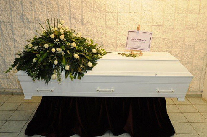 Vào tháng 2/2013, với sự giúp đỡ của chính quyền Na Uy, xác của Julia đã được chôn cất tại nghĩa trang ở Sinaloa de Leyva, một thị trấn ở gần nơi cô sinh sống trước đây. Sau hơn 1 thế kỷ lưu lạc và đoạ đày, cuối cùng cô cũng đã được an táng tại quê hương. Hàng trăm người tham dự lễ tang đã thể hiện lòng tiếc nuối cùng kính phục người phụ nữ bất hạnh này.