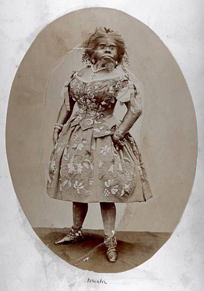 Trong mắt của công chúng, Julia Pastrana thực sự đã có một màn ra mắt thật ly kì. Thân thể bà phủ đầy lông lá, khuôn mặt cũng đầy lông như vậy.