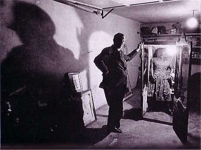 Julia sau đó mang thai và có một đứa con cũng đầy lông lá như chính cô. Tuy nhiên đứa trẻ chỉ sống được 35 giờ đồng hồ. Năm ngày sau đó, Julia cũng qua đời vì quá yếu. Tưởng rằng cái chết là sự giải thoát cho cô, nhưng người chồng vô nhân tính tìm mọi cách để có thể kiếm thêm tiền từ thi thể của cô bằng cách bán cho một nhà khoa học, tìm cách đòi lại rồi lại ướp xác cô cùng con trai để trưng bày, cuối cùng là bán cho một người đúc tượng sáp. cho đến năm 1976 thì bị trộm đánh cắp ở Na Uy. Sau đó, cảnh sát đã tìm lại thi thể cô trong thùng rác nhưng một cánh tay đã bị gãy, còn thi thể đứa con không còn nguyên vẹn.