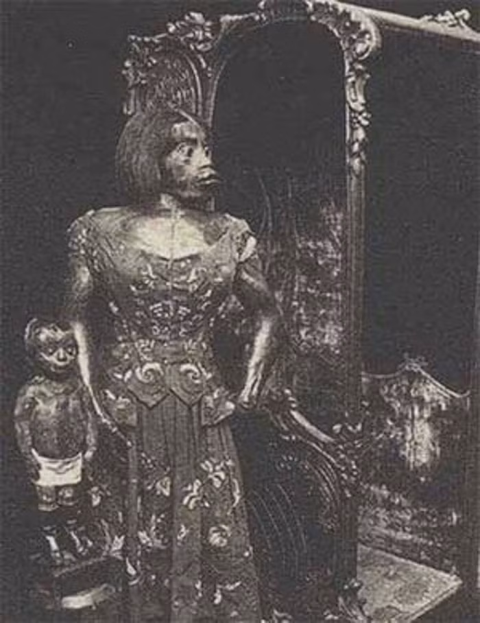 Báo giới không có cách nào thu thập được đầy đủ thông tin về bà và họ đã vô cùng kinh ngạc khi biết được rằng Julia không chỉ là một nữ ca sĩ có tiếng mà bà còn có thể sử dụng thành thạo một số ngôn ngữ khác nhau, bao gồm tiếng Tây Ban Nha và tiếng Anh.