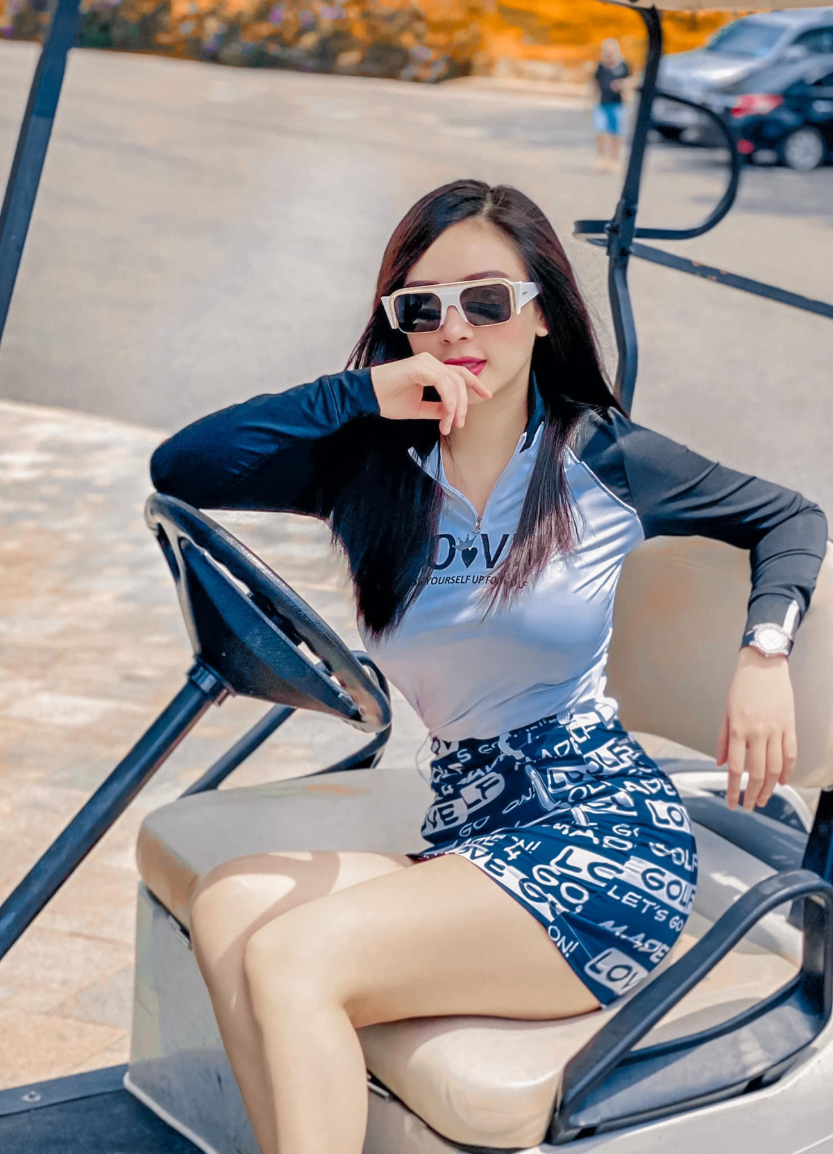 Cô gây ấn tượng bởi phong cách gợi cảm và quý phái và có cuộc sống sang chảnh mà bao người ngưỡng mộ.