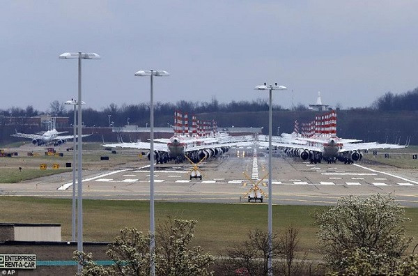 Một số sân bay ở Mỹ, như sân bay Pittsburgh, phải đóng cửa đường băng do có quá ít chuyến bay được phép hoạt động.