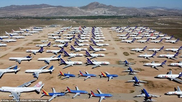 Theo Daily Mail, cả nước Mỹ chỉ ghi nhận hơn 100 nghìn lượt khách làm thủ tục xuất nhập cảnh ở các sân bay trong ngày 6/4. Đây là con số thấp kỷ lục và giảm tới 95% so với cùng thời điểm năm ngoái.