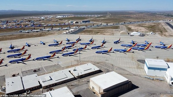 Các chuyến bay bị hủy bỏ, máy bay không cất cánh nên các hãng hàng không phải tìm đến những sân bay phụ làm bãi chứa tạm thời.