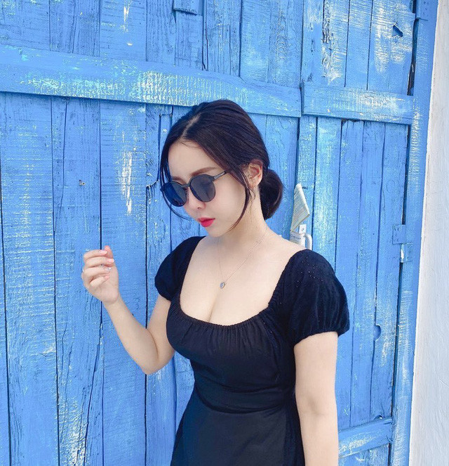 Sở dĩ nói như vậy vì tuy chỉ cao 1m50, nhưng Go Eun lại sở hữu một gương mặt vô cùng xinh đẹp, và ngạc nhiên hơn nữa là vòng một cũng khá gợi cảm.