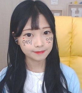 Tương tự như Daejang, chiều cao của cô nàng Aishu cũng chỉ rơi vào cỡ 1m43 - con số quá khiêm tốn.