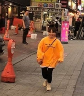 Nhìn ảnh dạo phố chụp toàn cảnh, cô nàng trông cứ như học sinh tiểu học vậy.