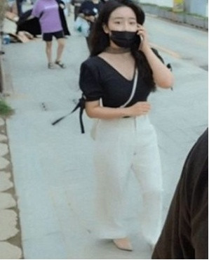 Nhiều người còn cho rằng chính nhờ chiều cao một mét bẻ đôi này của cô nàng lại càng khiến cho họ thêm phần yêu thích.