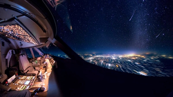 Đôi khi các phi công còn được ngắm mưa sao băng ngay trước mắt.