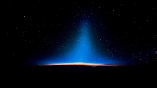 Ánh sáng hoàng đạo, còn gọi là Bình minh giả, là hiện tượng nhìn thấy vùng sáng mờ ở phía tây khi trời vừa tối (hay phía đông trước lúc bình minh), khoảng từ 1 đến 2 tiếng sau khi mặt trời lặn (hay trước khi mặt trời mọc).