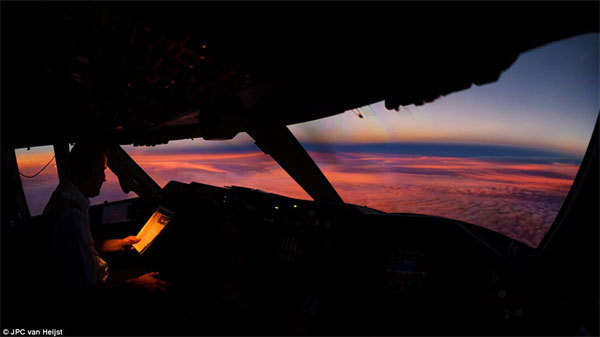 JPC Van Heijst chụp bức ảnh khoảnh khắc hoàng hôn tuyệt vời này lúc máy bay ở Yukon, trong hành trình từ Anchorage tới Chicago.