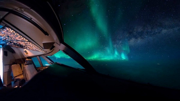 Bắc Cực quang, tức ánh sáng nhiều màu trên bầu trời Bắc Cực được phi công người Hà Lan Christiaan van Heijst chụp lại.