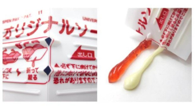 Các nhà sản xuất ở Nhật Bản đã phát minh ra gói đựng sốt 2 trong 1 với thiết kế mở độc đáo: gập đôi túi lại là sốt bên trong sẽ tuôn ra. Lằn ranh ở giữa túi chính là vị trí của miệng túi.