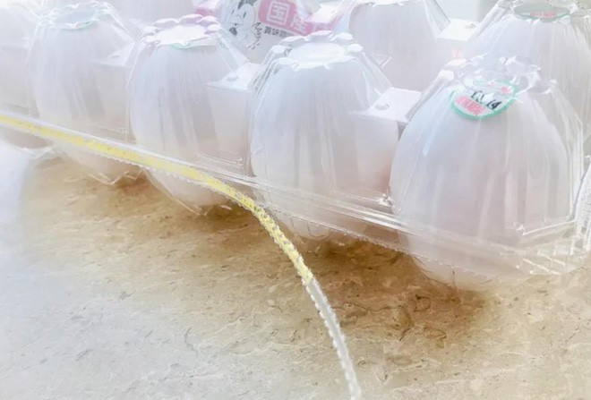 Khác với thiết kế vỉ trứng ở Việt Nam, phiên bản của xứ sở hoa anh đào có cách mở không thể dễ hơn: kéo nhẹ dải dây niêm phong quanh viền là vỉ trứng sẽ mở ra như 1 phép màu.