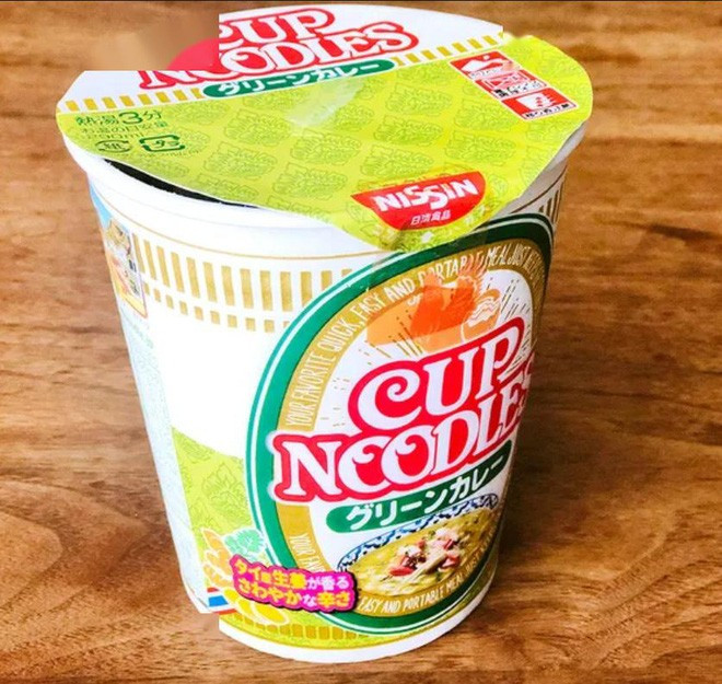 Trên thực tế, miếng dán này sẽ giúp cố định nắp hộp mì trong lúc ủ mì. Thay vì phải dùng vật nặng đè lên nắp hộp như mọi khi, chỉ cần sử dụng miếng dán này là xong. Đây quả thực là 1 phát minh tiện lợi tuyệt vời, tiện lợi.