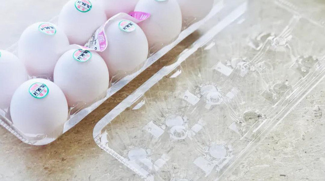 Có thể kéo toàn bộ dải niêm phong hoặc chỉ kéo 1 phần. Và sau khi lấy hết trứng ra khỏi hộp, phần nắp và đáy có thể xếp chồng lên nhau cho gọn, tiết kiệm diện tích đựng trong túi rác hoặc thùng rác.