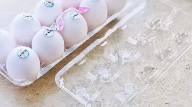 Có thể kéo toàn bộ dải niêm phong hoặc chỉ kéo 1 phần. Và sau khi lấy hết trứng ra khỏi hộp, phần nắp và đáy có thể xếp chồng lên nhau cho gọn, tiết kiệm diện tích đựng trong túi rác hoặc thùng rác.