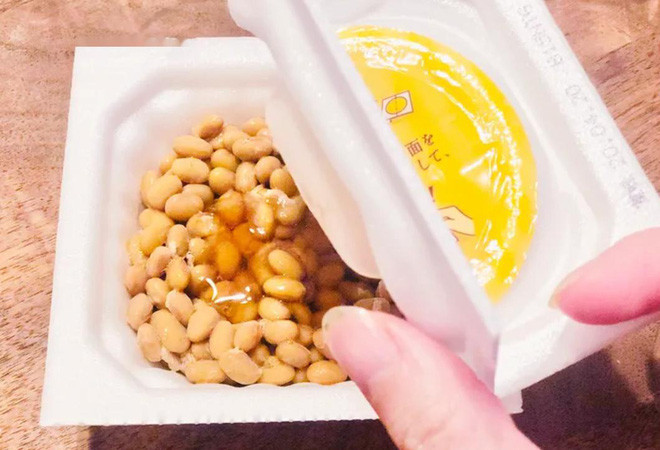 Đậu nhớt (nattou) là một món ăn phổ biến tại Nhật. Các nhà sản xuất thiết kế gói sốt men nhớt ở ngay trên nắp. Bạn chỉ cần nhấc nắp lên và bẻ đôi nắp là sốt bên trong sẽ tuôn ra dễ dàng.