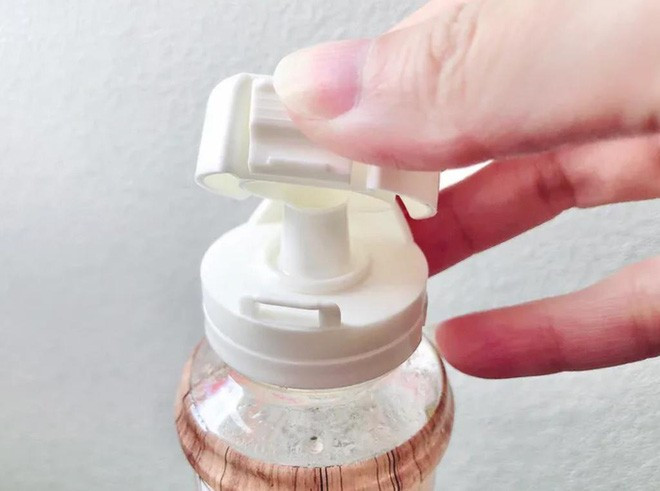 Trong khi lọ tương ở Việt Nam cần phải dùng tay bậy nắp thì lọ tương ở Nhật Bản có thiết kế tiện lợi hơn nhiều. Người dùng chỉ cần dùng tay nhấn nhẹ viền nắp (ở vị trí như hình) là nắp sẽ mở ra ngay tức thì. Thiết kế này còn giúp các bà nội trợ tránh được nguy cơ bị trầy xước tay hoặc đau móng khi bậy nắp.