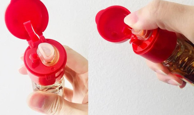 Lọ sốt cay kiểu Nhật có vòi rót rất nhỏ. Người dùng sẽ phải ấn vào nấc màu trắng bên cạnh để rót tương ra. Thiết kế này sẽ giúp dễ dàng kiểm soát lượng sốt cay, không lo làm biến vị món ăn hay làm đổ cả lọ sốt ra bàn.