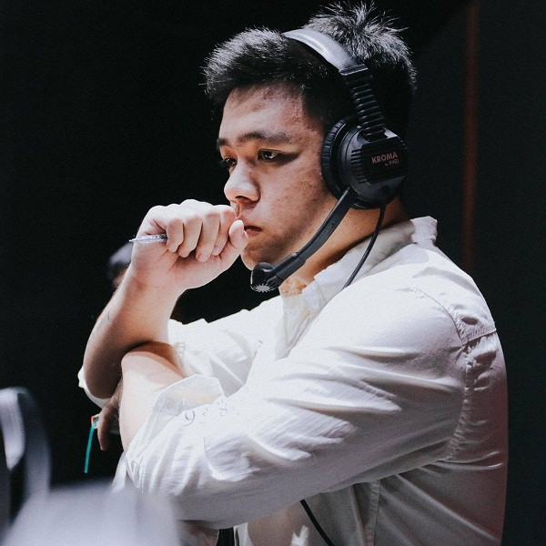 Junie tên thật là Trần Hữu Nhật Minh, từng là thi đấu chuyên nghiệp cho Saigon Joker, hay Boba Marines. Sau khi giải nghệ, "đại tướng" đã khai trương cyber game cực khủng với vốn đầu tư lên tới 10 tỷ đồng tại thành phố Hồ Chí Minh ''đánh vào tâm lý'' đối tượng tiềm năng là chính các fan của mình.