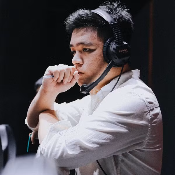 Junie tên thật là Trần Hữu Nhật Minh, từng là thi đấu chuyên nghiệp cho Saigon Joker, hay Boba Marines. Sau khi giải nghệ, "đại tướng" đã khai trương cyber game cực khủng với vốn đầu tư lên tới 10 tỷ đồng tại thành phố Hồ Chí Minh ''đánh vào tâm lý'' đối tượng tiềm năng là chính các fan của mình.