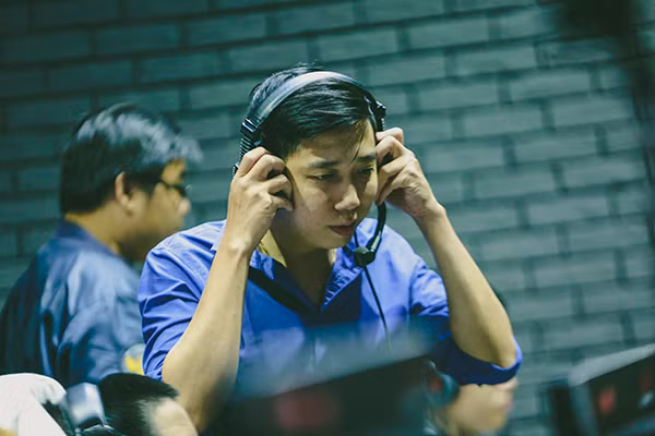 Violet hay Ngô Mạnh Quyền từng khoác màu áo của Saigon Jokers, Saigon Fantastic Five, Hanoi Dragons, Full Louis. Sau này khi không còn thi đấu chuyên nghiệp, gamer tài năng này chuyển sang làm HLV đưa EVOS giành được 2 chức vô địch tại giải Mùa xuân VCS 2018, Playoff mùa xuân VCS 2018, Á quân VCS 2019.