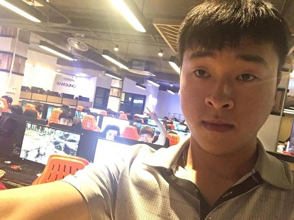 Kow (King of War) tên thật là Nguyễn Đức Hiệp, cũng là một trong những game thủ Liên Minh Huyền Thoại có kỹ năng cá nhân tốt nhất, trước đó anh từng là một tay chơi đỉnh tựa game Dota. Sau khi Full Louis mà Kow đầu quân tuyên bố giải tán, anh cũng giải nghệ để theo nghiệp cày thuê, và mở loạt cyber game ở Hà Nội.