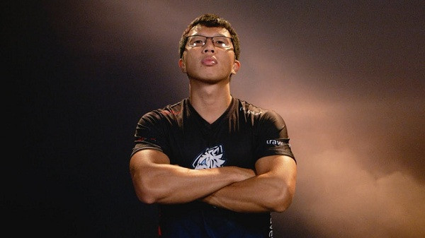 Warzone (Đoàn Văn Ngọc Sơn) thi đấu chuyên nghiệp từ năm 2013, từng đạt được chức vô địch tại giải Playoff mùa xuân VCS 2018, giành được chức vé đi Rift Rivals 2018 LCL-TCL-VCS trong màu áo của đội tuyển EVOS. Đầu năm 2019 anh quyết định giải nghệ và chuyển sang làm streamer, thành lập một đội tuyển thi đấu tại vòng thăng hạng là BOX.