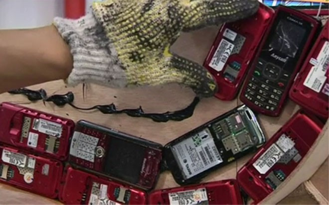 Mỗi chiếc điện thoại cũ nát bị bỏ đi đều được nghệ nhân Đài Loan nắn nót hàn gắn để tạo nên tuyệt tác.
