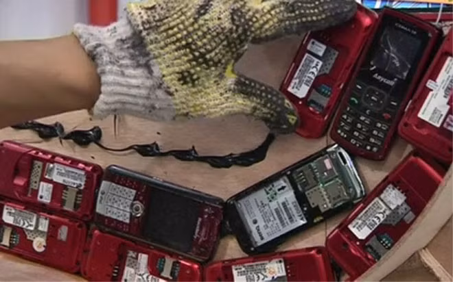 Mỗi chiếc điện thoại cũ nát bị bỏ đi đều được nghệ nhân Đài Loan nắn nót hàn gắn để tạo nên tuyệt tác.