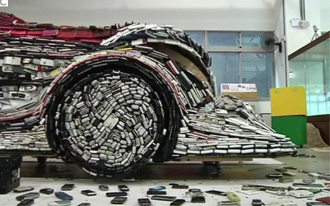 Để dán kín chiếc xe ô tô, ông Lin Shih-Pao đã sử dụng đến 25.000 chiếc điện thoại cũ nát ở khắp mọi nơi.