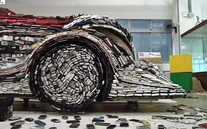 Để dán kín chiếc xe ô tô, ông Lin Shih-Pao đã sử dụng đến 25.000 chiếc điện thoại cũ nát ở khắp mọi nơi.