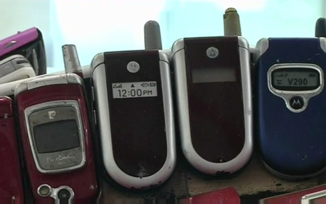 Mục đích của dự án ô tô làm từ điện thoại là để cổ vũ phong trào bảo vệ môi trường và dùng đồ tái chế. Mời quý độc giả đón xem thêm video Điện thoại ‘cục gạch’ bán chạy hơn iPhone - Nguồn: KÊNH VTC1