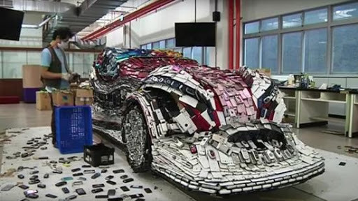 Nghệ nhân này đã tiêu hết số tiền 30.000 USD và dành 4 năm đi vòng quanh thế giới, thu thập hàng nghìn chiếc điện thoại cũ nát, bỏ đi để thực hiện dự án tạo ra chiếc ô tô độc nhất vô nhị này.