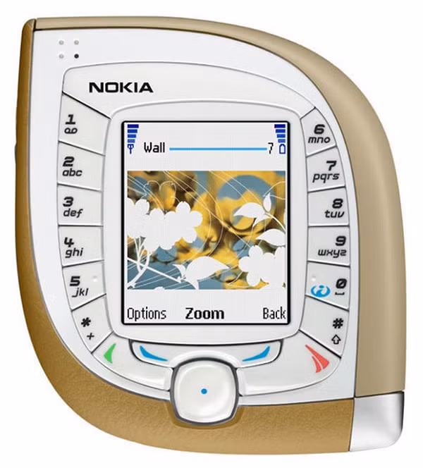 Nokia có lẽ là "ôm trùm" của những chiếc điện thoại hình thù "hư cấu" khi sở hữu nhiều phiên bản trông khá dị. Đây là hình ảnh chiếc Nokia 7600, được nhiều người mô tả giống như mắt người.