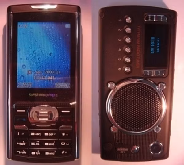 Chiếc điện thoại Sấm Sét Thunder Super Radio Phone, kiêm luôn cả radio nghe bản tin.