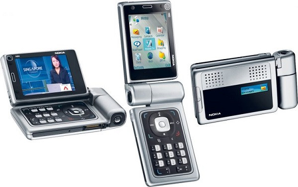 Thoạt nhìn, ai cũng nghĩ đây là chiếc máy quay phim. Nhưng thực chất là thiết kế điện thoại Nokia N92 của ông lớn công nghệ Phần Lan.