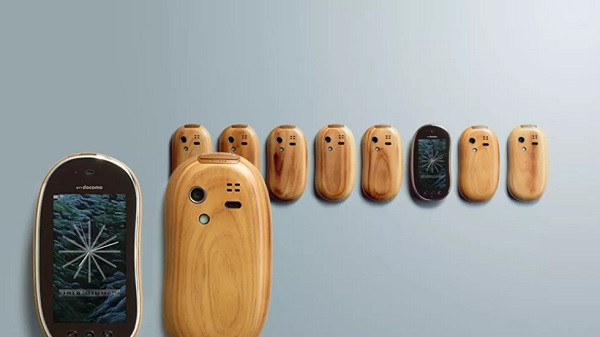 Một trong số những điện thoại có hình thù "hư cấu" nhưng vô cùng thân thiện với môi trường. Sharp Touch Wood SH-08C được thiết kế vỏ bằng gỗ, khá nhỏ gọn và xinh xắn.