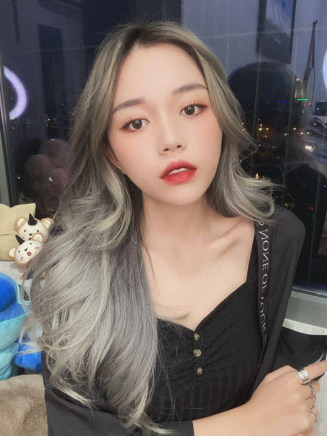 Trang cá nhân trên Facebook của cô nàng đạt cột mốc hơn 1,6 triệu người theo dõi và fanpage sở hữu hơn 3 triệu lượt thích.