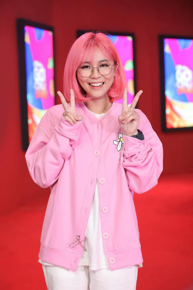 Lượng tương tác giữa cô nàng với fan cũng rất lớn khi có 2,8 triệu người thích fanpage và gần 700.000 lượt follow tại trang cá nhân.