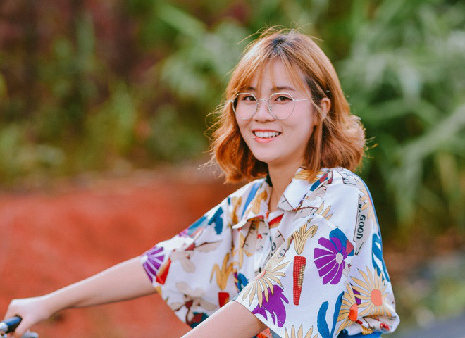 Với tính cách gần gũi, hòa đồng, kèm thêm lối nói chuyện vô cùng hài hước nên cô rất dễ chiếm được cảm tình của khán giả.