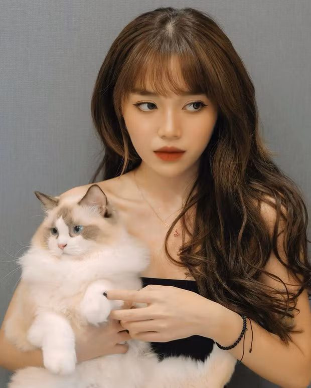 Linh Ngọc Đàm là nữ streamer tiêu biểu của làng streamer Việt Nam. Cô nàng gây ấn tượng với hình ảnh hot girl cá tính đi kèm với thần thái quyến rũ khiến bao game thủ say đắm.